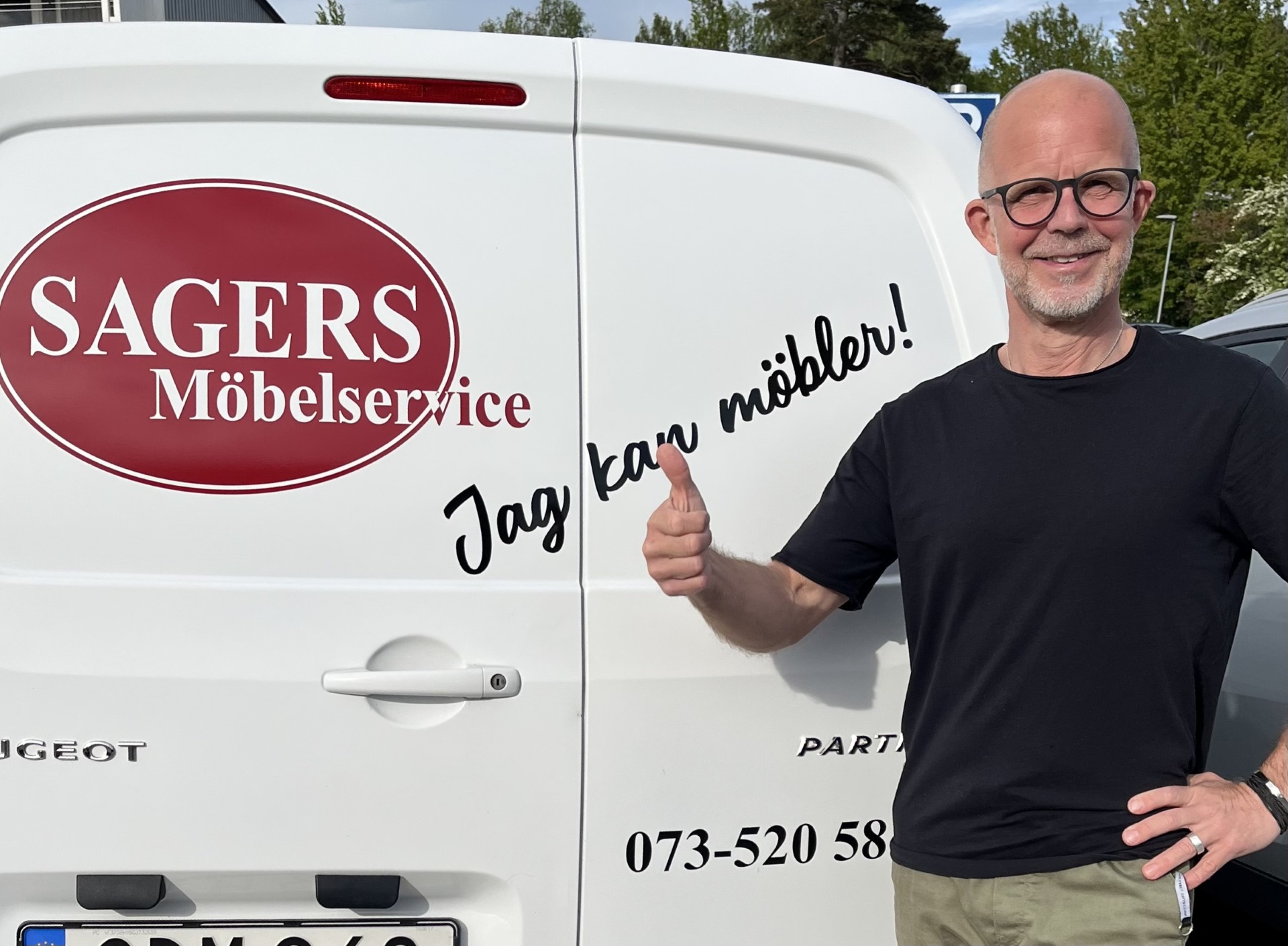 Sagers möbelservice logga i röd och vit.